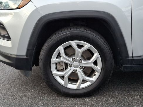 Used 2024 Jeep Compass Latitude AWD/4WD image 8