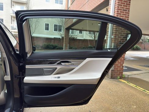 Used 2020 BMW 750i xDrive w/ Executive Package image 17