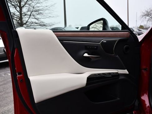 Used 2025 Lexus ES 300h Ultra Luxury image 11