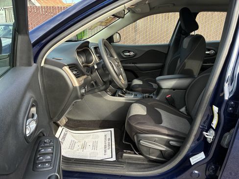 Used 2015 Jeep Cherokee Sport image 3