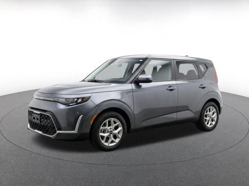 Used 2025 Kia Soul LX w/ LX Technology Package FWD image 3