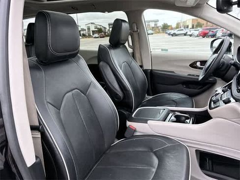 Used 2023 Chrysler Pacifica Limited image 24