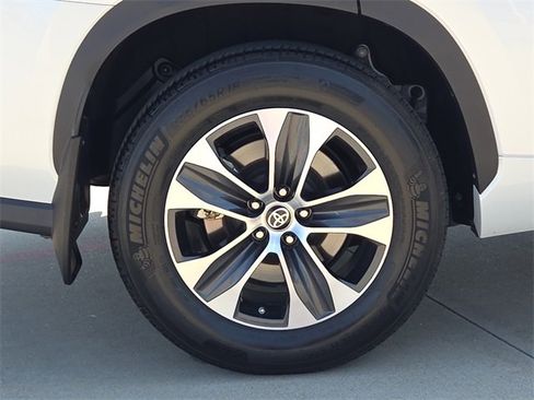 Used 2024 Toyota Highlander XLE image 8