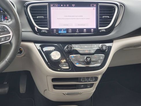 Used 2022 Chrysler Pacifica Touring-L FWD image 26