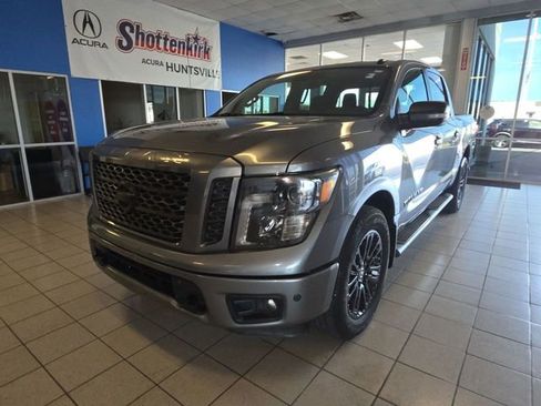 Used 2019 Nissan Titan SV w/ SV Convenience Package image 4