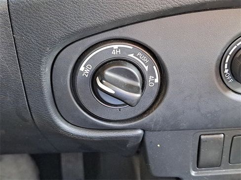 Used 2023 Nissan Frontier SV image 15