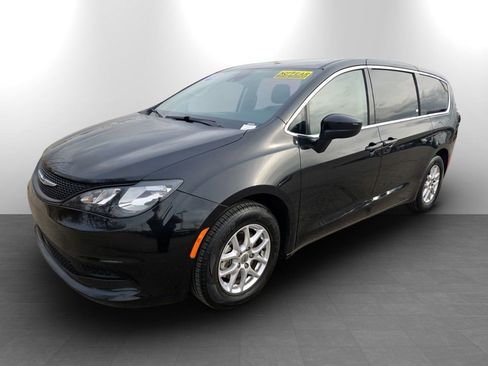 Used 2023 Chrysler Voyager LX image 12