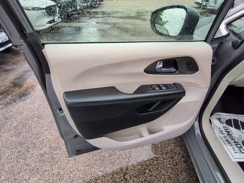 Used 2023 Chrysler Pacifica Touring-L FWD image 18