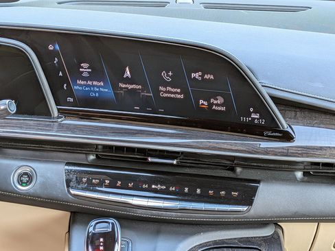 Used 2021 Cadillac Escalade Premium Luxury AWD/4WD image 19