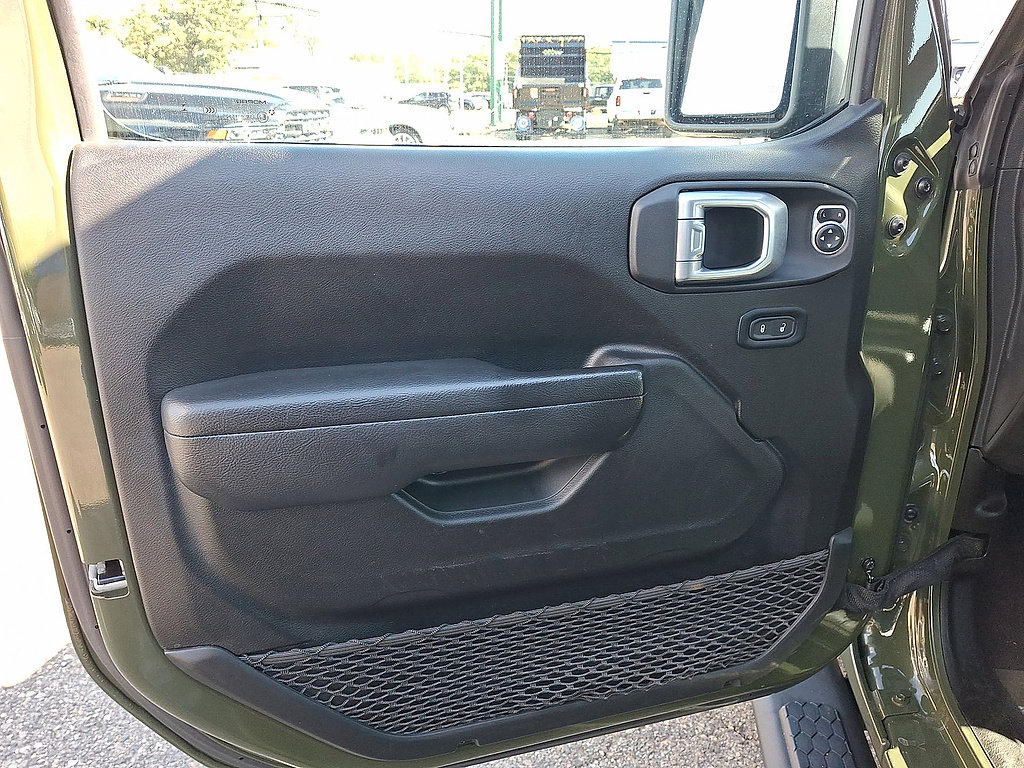 Used 2024 Jeep Wrangler Unlimited w/ Convenience Group AWD/4WD image 16