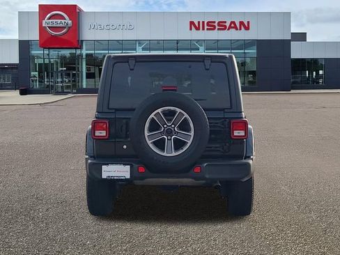 Used 2018 Jeep Wrangler Unlimited Sahara w/ Uconnect 4C Nav & Sound Group AWD/4WD image 6