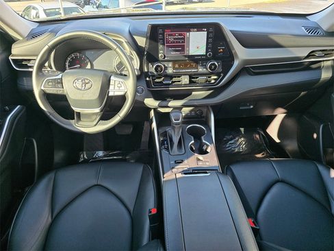 Certified 2022 Toyota Highlander XLE image 18