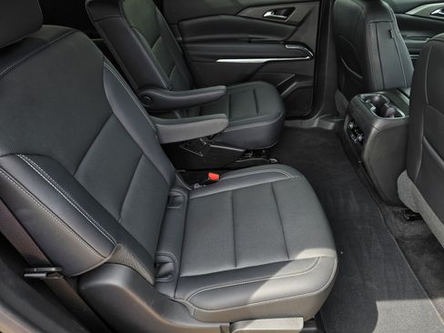 Used 2025 Chevrolet Traverse LT FWD image 29