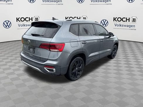 Used 2023 Volkswagen Taos SE w/ Panoramic Sunroof Package FWD image 8