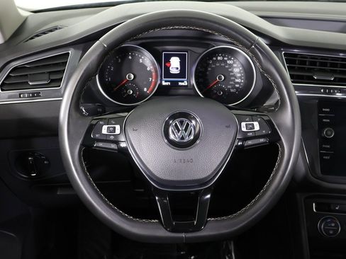 Used 2021 Volkswagen Tiguan SE w/ Panoramic Sunroof Package image 40