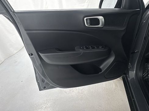 Used 2025 Hyundai Venue SEL image 18