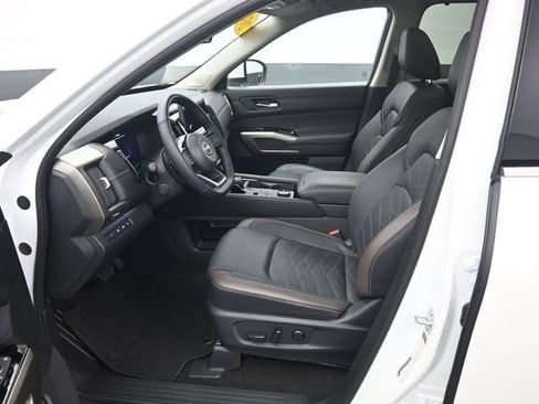 Used 2024 Nissan Pathfinder Platinum AWD/4WD image 9