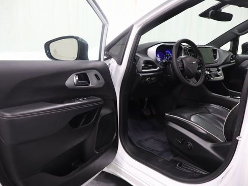 Used 2025 Chrysler Pacifica Limited image 10