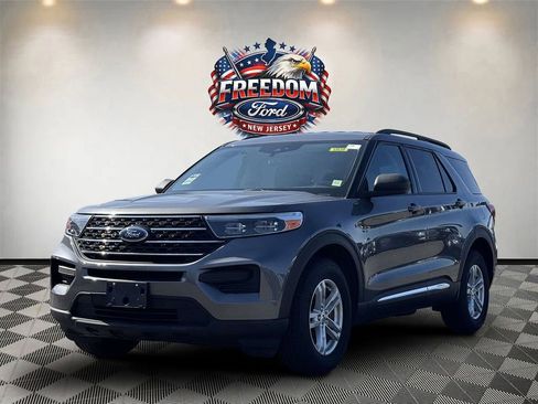 Used 2022 Ford Explorer XLT AWD/4WD image 2