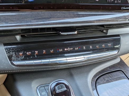 Used 2021 Cadillac Escalade Premium Luxury AWD/4WD image 21