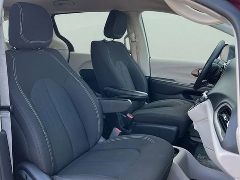 Used 2023 Chrysler Voyager LX image 20