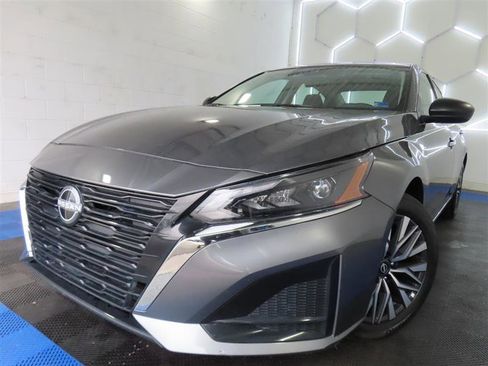 Used 2025 Nissan Altima 2.5 SV AWD/4WD image 1