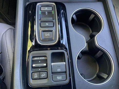 Used 2025 Honda Pilot Touring image 19