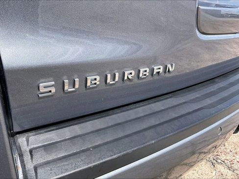 Used 2018 Chevrolet Suburban LT RWD image 21