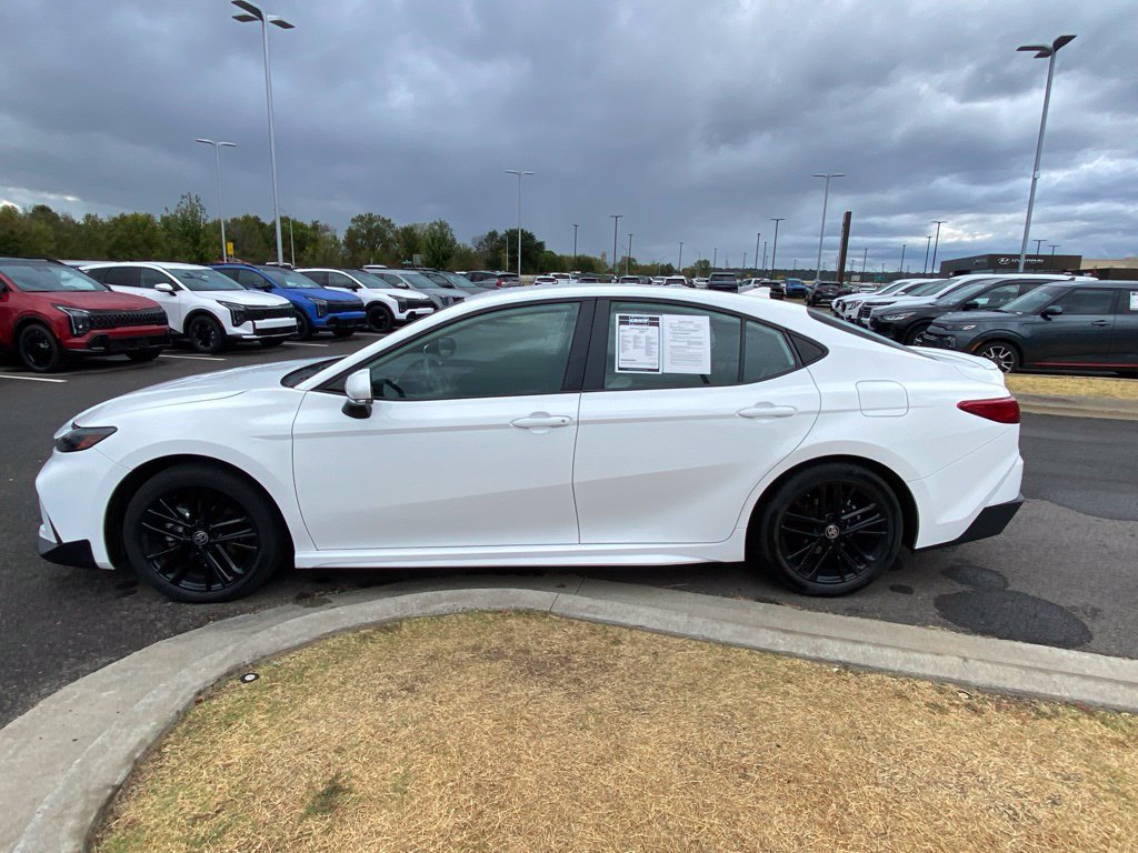 Used 2025 Toyota Camry SE FWD image 4