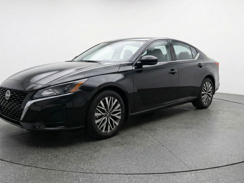 Used 2025 Nissan Altima 2.5 SV FWD image 3
