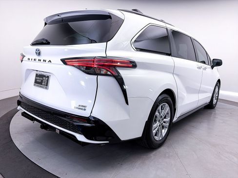 Used 2022 Toyota Sienna XSE w/ XSE Plus Package AWD/4WD image 21