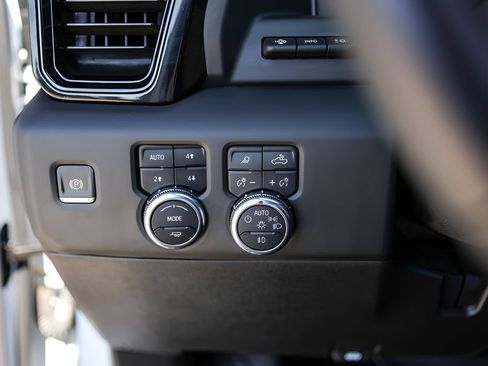 Used 2024 GMC Sierra 2500 AT4 w/ AT4 Premium Plus Package AWD/4WD image 18