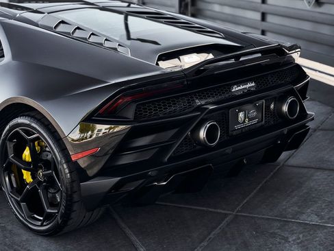 Used 2021 Lamborghini Huracan EVO image 9
