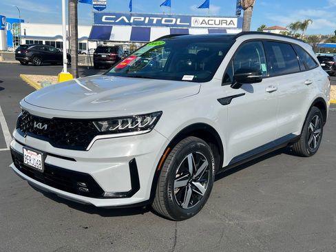 Used 2022 Kia Sorento EX w/ Panoramic Sunroof Package image 3
