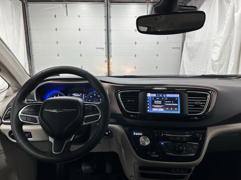 Used 2023 Chrysler Voyager LX image 16