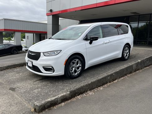 Used 2024 Chrysler Pacifica Limited FWD image 4