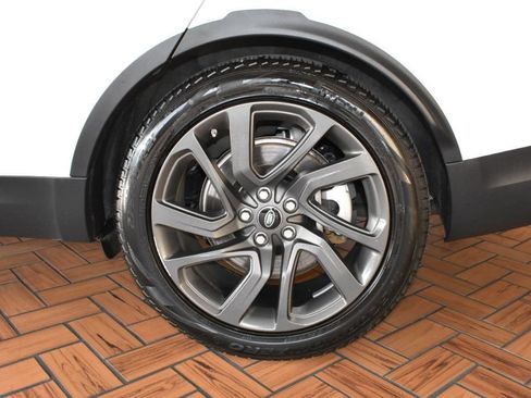 Used 2020 Land Rover Discovery HSE image 38