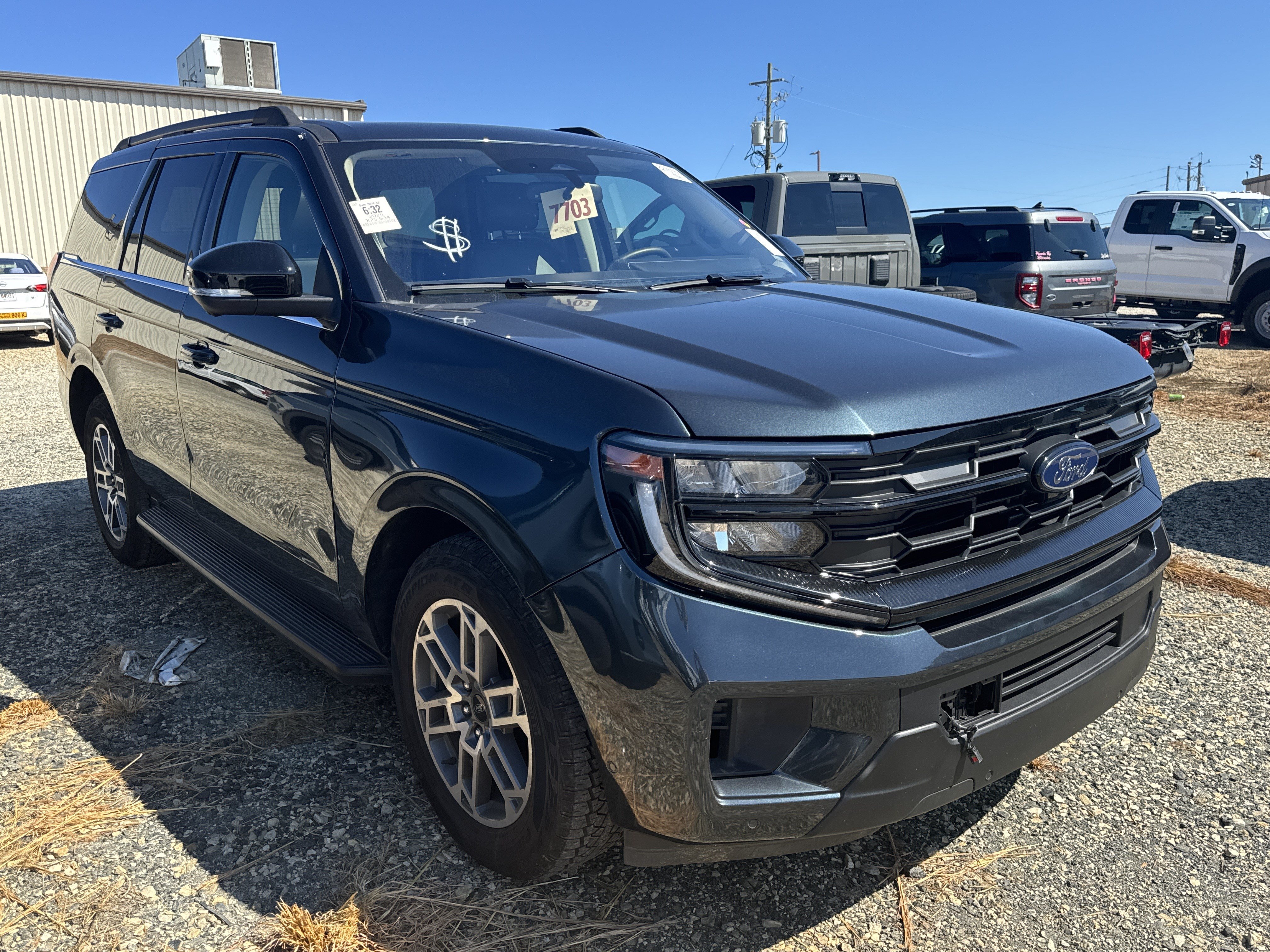 Used 2025 Ford Expedition Active AWD/4WD image 3