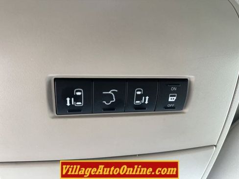 Used 2014 Chrysler Town & Country Touring FWD image 17