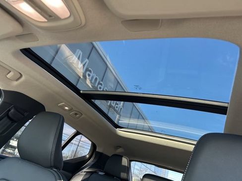 Certified 2025 Volvo XC40 B5 Plus AWD/4WD image 27