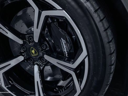 Used 2025 Lamborghini Urus Performante AWD/4WD image 7