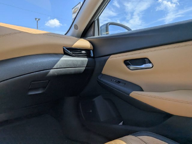 Used 2025 Nissan Sentra SV w/ SV Premium Package FWD image 12
