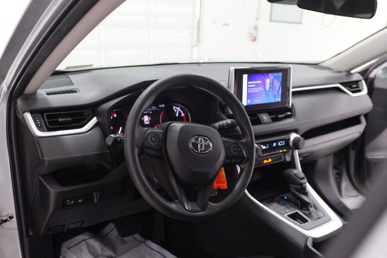 Used 2025 Toyota RAV4 LE AWD/4WD image 7