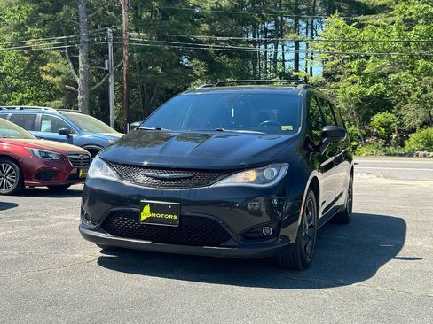 Used 2019 Chrysler Pacifica Touring-L w/ S Appearance Package FWD image 3