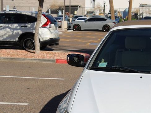 Used 2011 Chrysler 200 Touring image 8