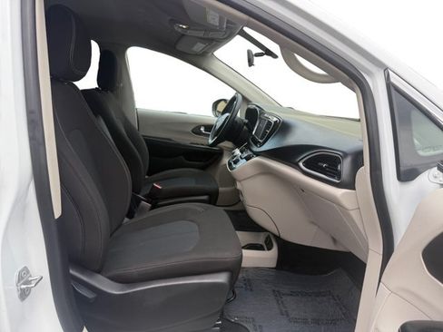 Used 2022 Chrysler Voyager LX FWD image 12