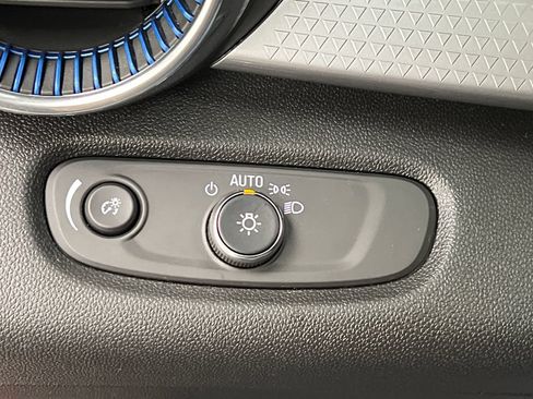 Used 2025 Chevrolet Trax LT w/ LT Convenience Package FWD image 44