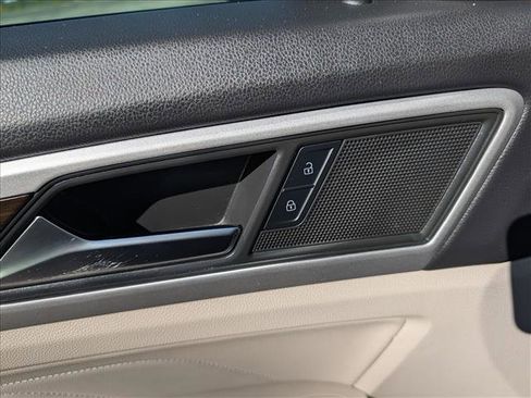 Used 2023 Volkswagen Atlas SE w/ Panoramic Sunroof Package FWD image 32