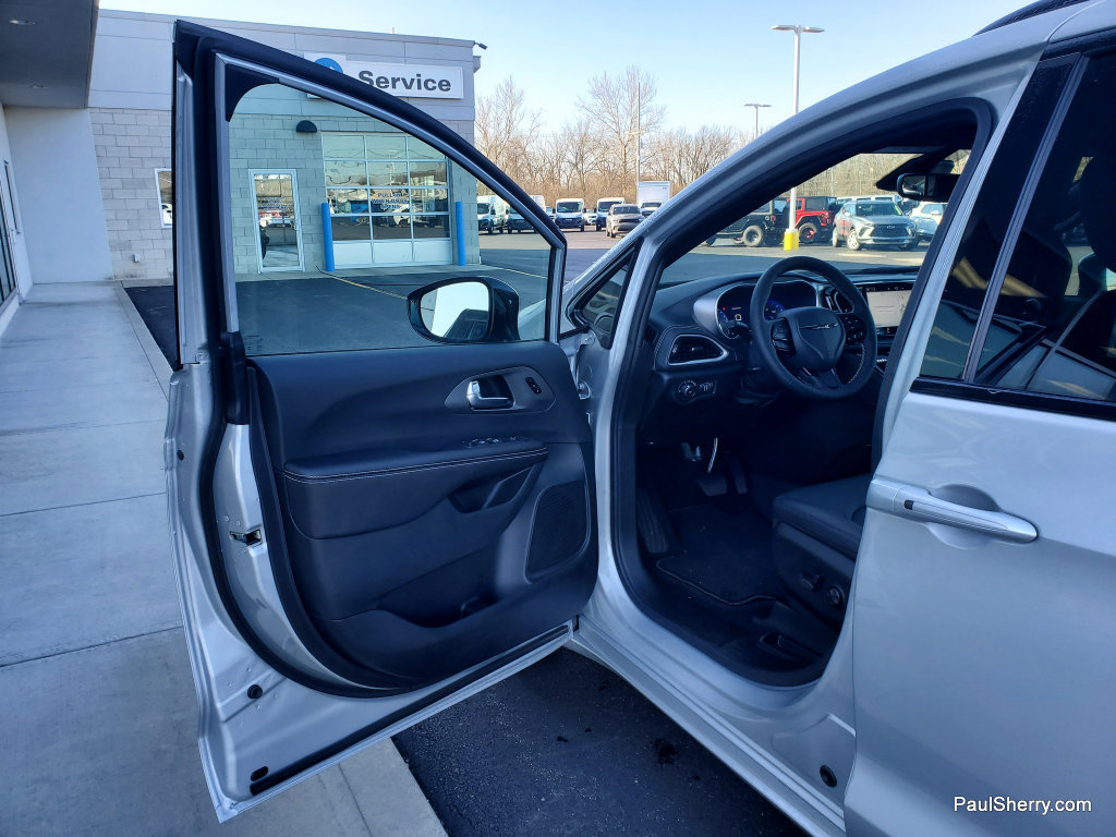New 2026 Chrysler Pacifica Select w/ S Appearance Package FWD image 20