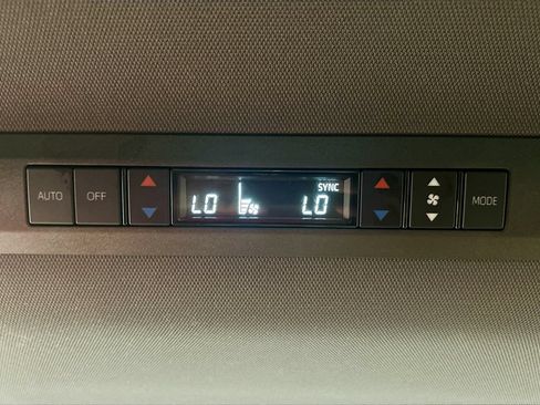 Used 2024 Toyota Sienna XLE FWD image 23